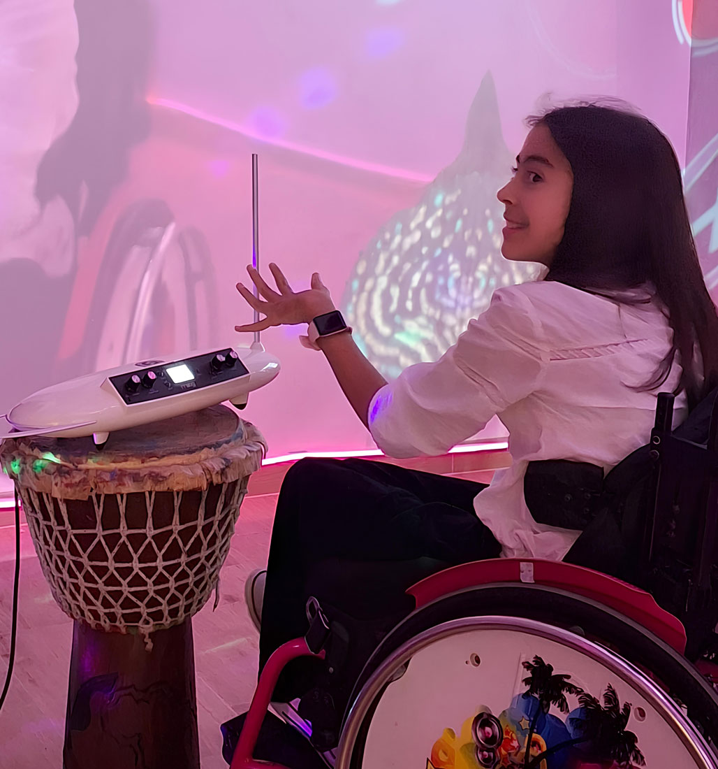 Giovane ragazza disabile durante una sessione di musicoterapia